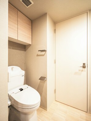 Executive Studio Apartment | バスルーム | ヘアドライヤー、スリッパ、ビデ、タオル