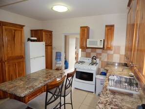 Private kitchen - Beautiful 2-bedroom house in enchanting Woodside perfect for relaxing stays (Woodside)
