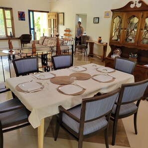 Dining - Beautiful 2-bedroom house in enchanting Woodside perfect for relaxing stays (Woodside)