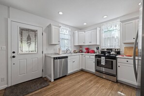 Fridge, microwave, oven, stovetop - Cozy 4-bedroom house in downtown Groveland (Groveland)