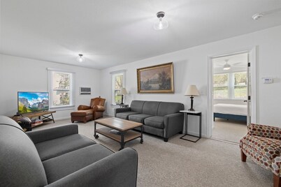 Cozy 4-bedroom house in downtown Groveland