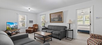 Cozy 4-bedroom house in downtown Groveland