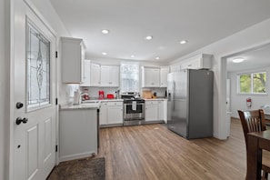 Fridge, microwave, oven, stovetop - Cozy 4-bedroom house in downtown Groveland (Groveland)