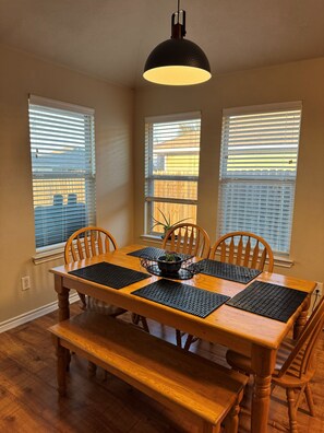 Dining - Cozy, Family Friendly 3-bedroom 2-bath house in South College Station (College Station)