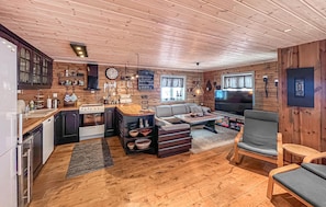 Ein gemütliches Cabin-Interieur mit Küche, Essbereich und Wohnzimmer.