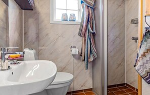 Shower - 2 bedroom gorgeous home in Svingvoll (Svingvoll)