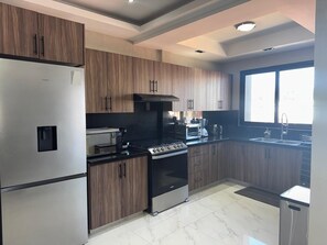 Køleskab, mikrobølgeovn, ovn, kogeplade