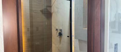 Dusche, Haartrockner, HandtĂŒcher, Seife