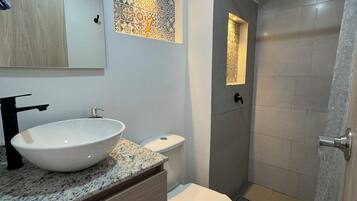 Doccia, asciugamani, sapone, carta igienica