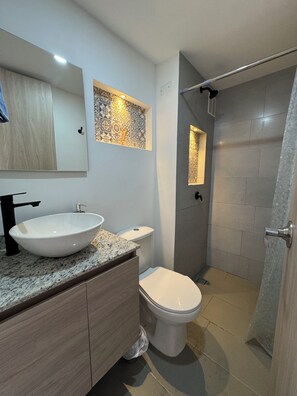 Doccia, asciugamani, sapone, carta igienica