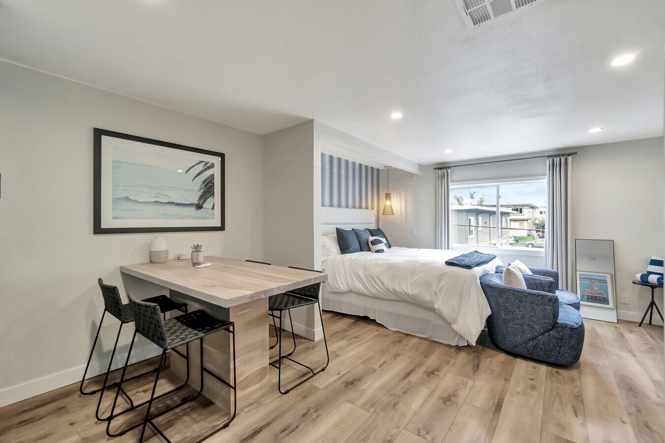 Desk, iron/ironing board, WiFi, bed sheets