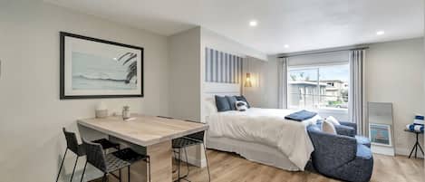 Escritorio, tabla de planchar con plancha, wifi y ropa de cama