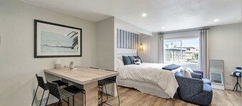 ON Avenida Del Mar- Heart of Downtown- 10 minute WALK to the Pier! Parking!