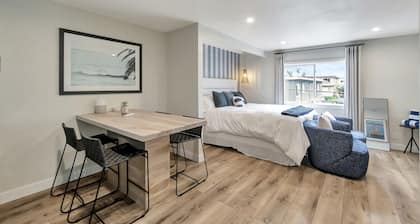 ON Avenida Del Mar- Heart of Downtown- 10 minute WALK to the Pier! Parking!