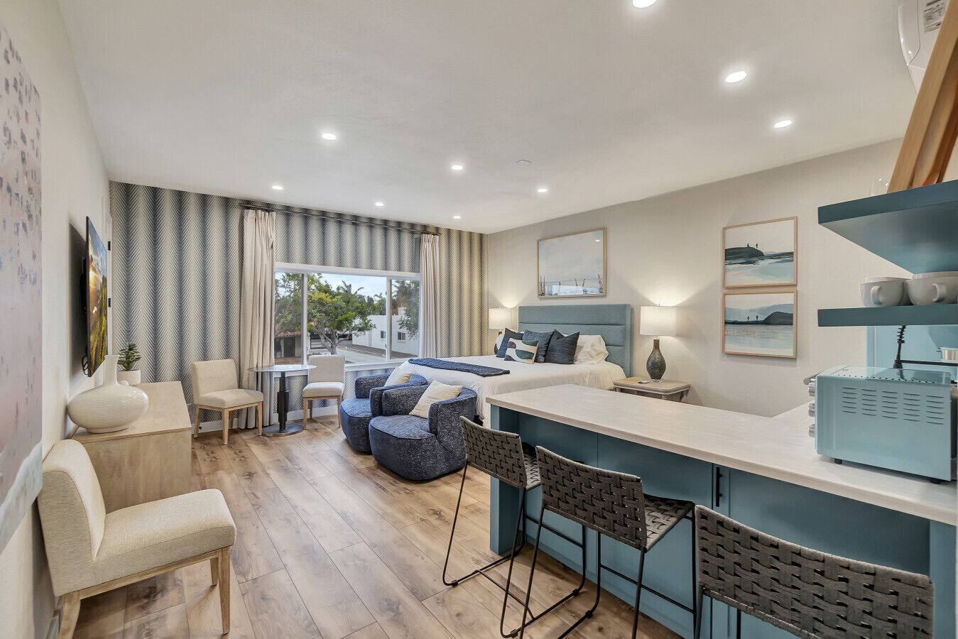 Desk, iron/ironing board, WiFi, bed sheets