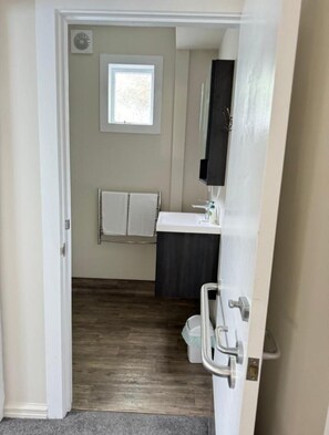 Dusche, Haartrockner, Handtücher, Toilettenpapier
