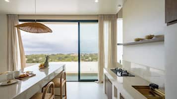 Vila, 2 quartos, piscina particular, vista para o oceano | Cozinha privada | Geladeira, cafeteira/chaleira, talheres/pratos/utensílios de cozinha