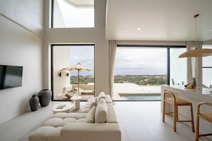 Vila, 2 quartos, piscina particular, vista para o oceano | Área de estar | Smart TV 55 polegadas com canais digitais