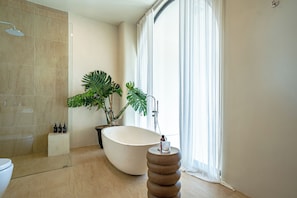 Villa, 2 Schlafzimmer, eigener Pool, Meerblick | Badezimmer | Badewanne und Dusche (separat), Regendusche, Haartrockner, Bidet