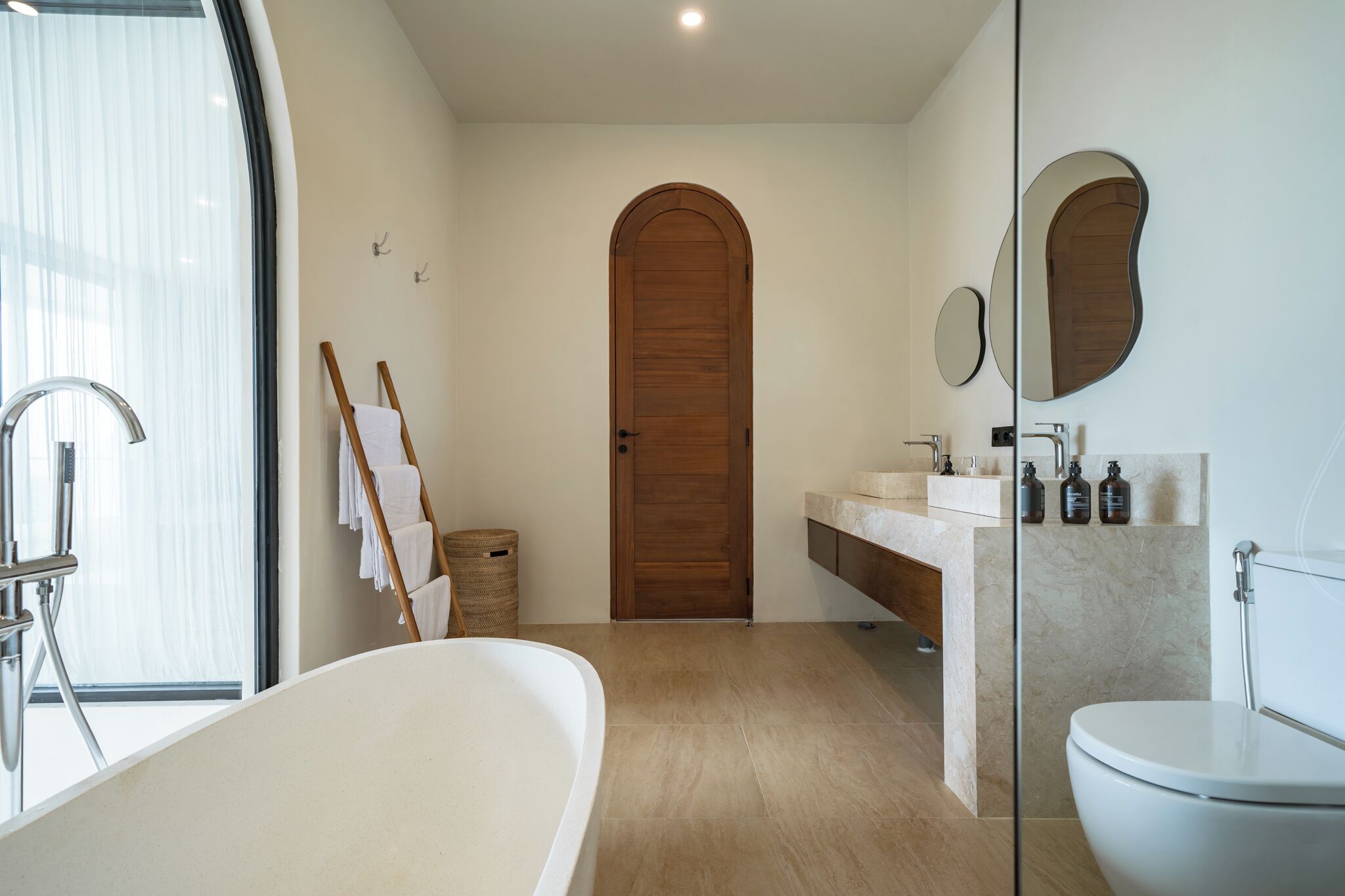 Villa, 2 Schlafzimmer, eigener Pool, Meerblick | Badezimmer | Badewanne und Dusche (separat), Regendusche, Haartrockner, Bidet