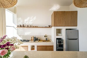 Villa, 2 soverom, privat basseng, havutsikt | Eget kjøkken | Kaffetrakter/tekoker, kjøleskap, kjøkkenutstyr og fryser
