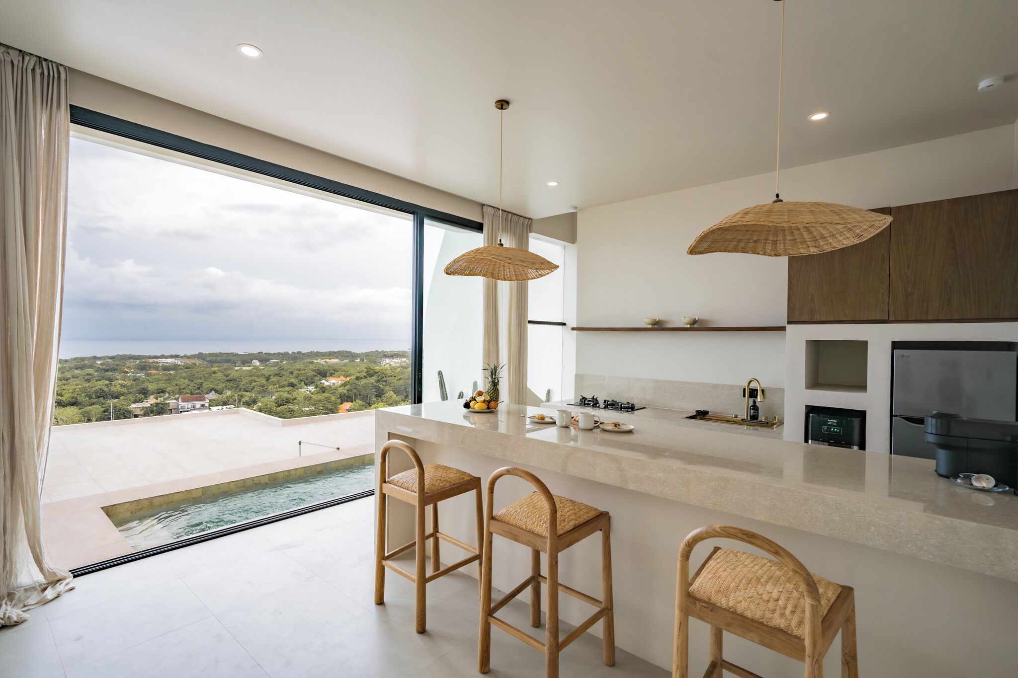 Vila, 2 quartos, piscina particular, vista para o oceano | Cozinha privada | Geladeira, cafeteira/chaleira, talheres/pratos/utensílios de cozinha