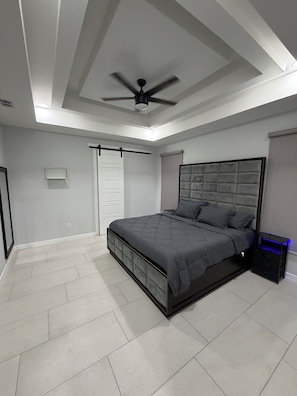 3 habitaciones, tabla de planchar con plancha, wifi y ropa de cama