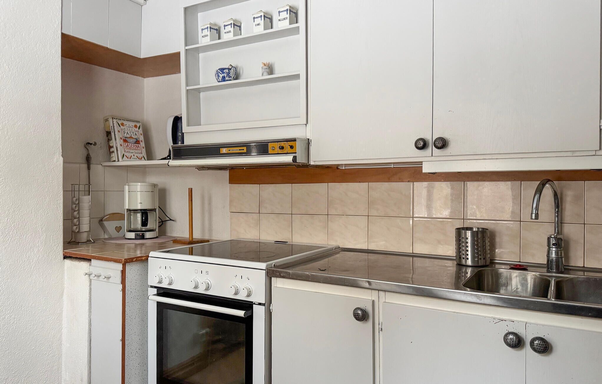 Fridge, stovetop, coffee/tea maker