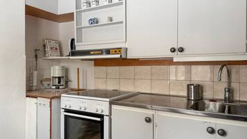 Fridge, stovetop, coffee/tea maker