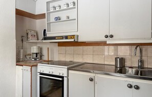 Kjøleskap, kokeplater og kaffetrakter/tekoker