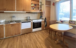 Fridge, microwave, oven, stovetop - 3 bedroom beautiful home in Borgholm (Borgholm)