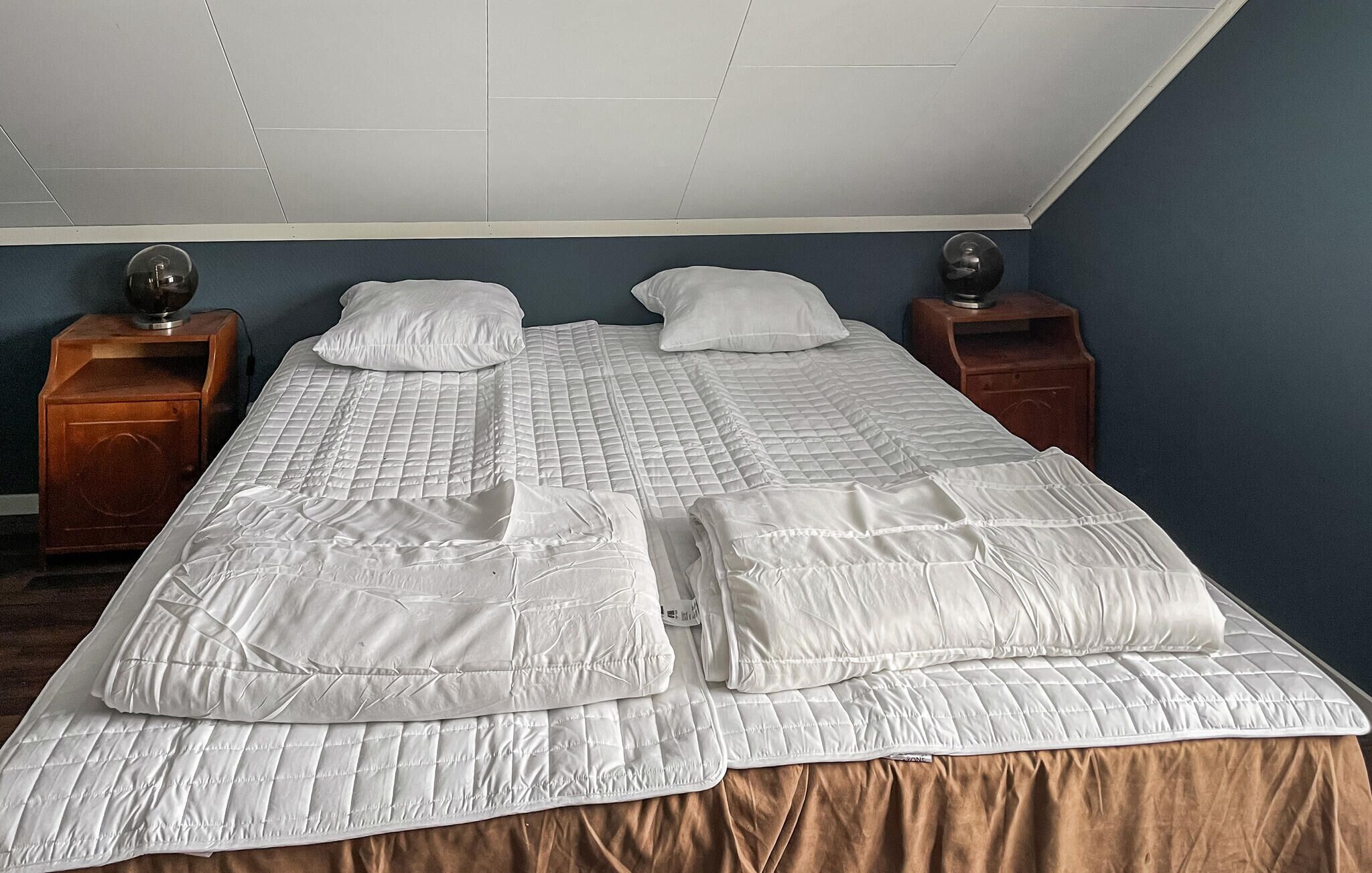 Travel cot, free WiFi