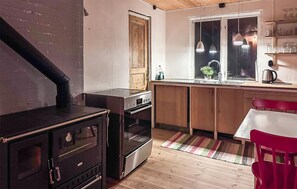 Kjøleskap, ovn, kokeplater og oppvaskmaskin