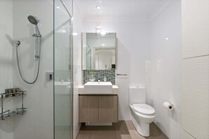 Shower, hair dryer, towels - Spacious 3-Bed Apartment in the Heart of St Ives (St Ives)