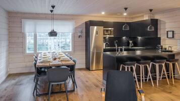 Kühlschrank, Mikrowelle, Geschirrspüler, Kochgeschirr/Geschirr/Besteck