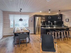 Kühlschrank, Mikrowelle, Geschirrspüler, Kochgeschirr/Geschirr/Besteck