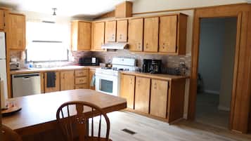 Jääkaappi, mikroaaltouuni, uuni, liesi