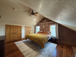 2 bedrooms, iron/ironing board, WiFi, bed sheets - Spacious 2 Bed Apartment Above Local Business Near Downtown (Laramie)