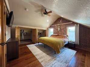 2 bedrooms, iron/ironing board, WiFi, bed sheets - Spacious 2 Bed Apartment Above Local Business Near Downtown (Laramie)