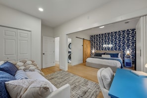2 habitaciones, escritorio, tabla de planchar con plancha y wifi gratis 