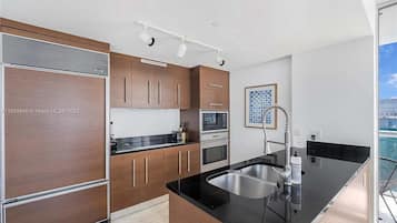 Een koelkast, een magnetron, een oven, een kookplaat