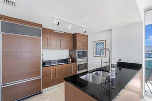 Een koelkast, een magnetron, een oven, een kookplaat