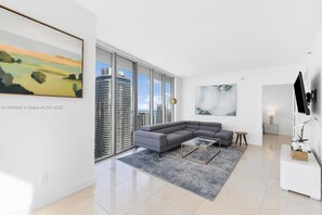 TV, offices - Luxury 2BR Penthouse Brickell Water & City Views (Miami)