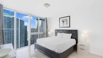 2 slaapkamers, een bureau, een strijkplank/strijkijzer, reisbedje