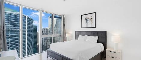 2 chambres, bureau, fer et planche à repasser, lit de bébé portatif