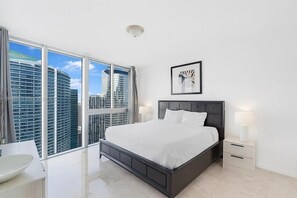 2 bedrooms, desk, iron/ironing board, travel cot - Luxury 2BR Penthouse Brickell Water & City Views (Miami)