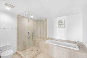 Shower, hair dryer, towels, shampoo - Luxury 2BR Penthouse Brickell Water & City Views (Miami)