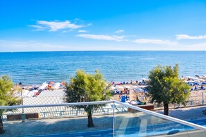 A beach with umbrellas and lounge chairs, a clear blue sky, and the sea. - Villa Fortunata - Small Apartment Right, Terracina, Italy (Terracina)