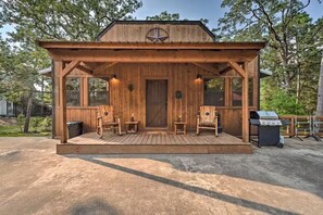 Terrace/patio - Western Daze is a  2-bedroom cabin with Hot tub in beautiful Hochatown. (Broken Bow)