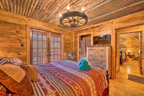 2 bedrooms, iron/ironing board, WiFi, bed sheets - Western Daze is a  2-bedroom cabin with Hot tub in beautiful Hochatown. (Broken Bow)